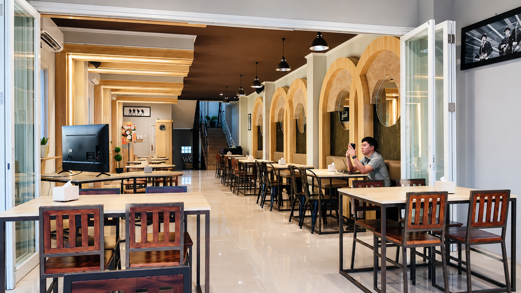 Area Indoor Lantai 2